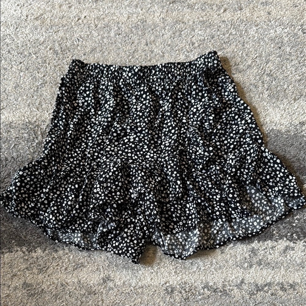 Cat & Jack Black and White Polka Dot Ruffled Skorts
